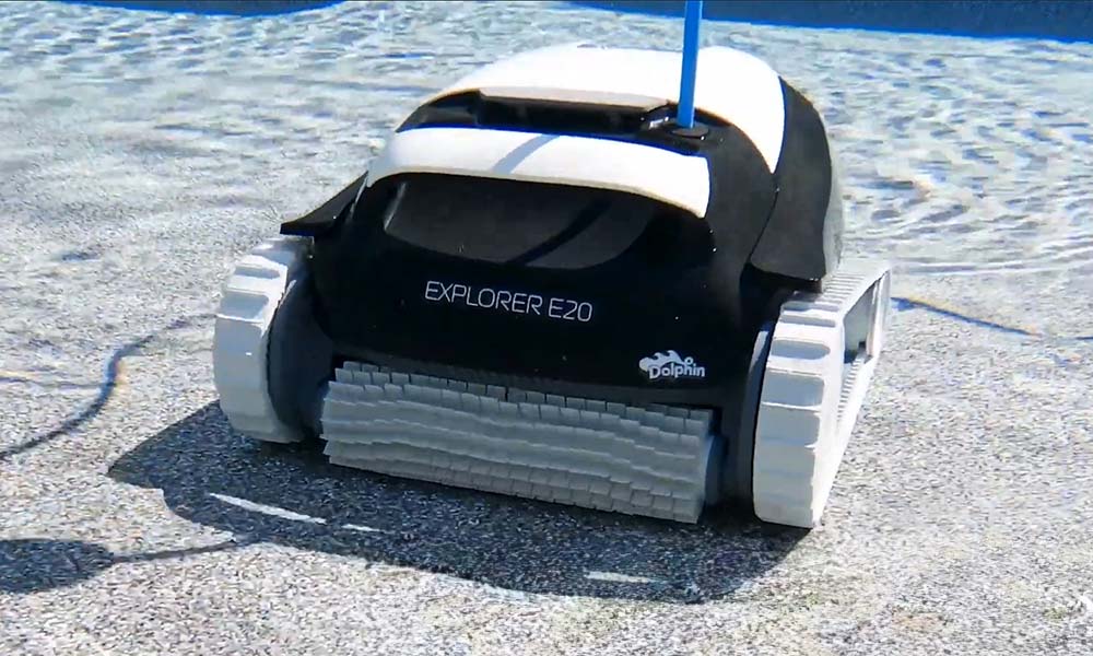 Dolphin Explorer E20 Cleaning the Pool