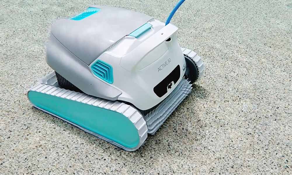 Dolphin Active 30 Cleaning the Pool Floor