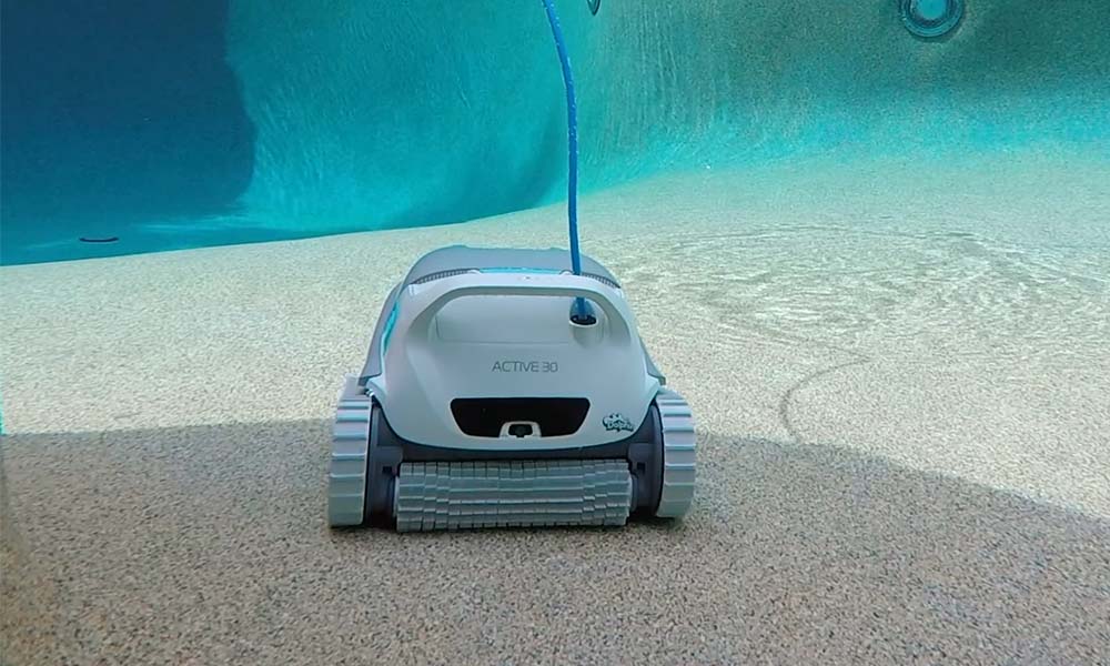 Dolphin Active 30 Cleaning the Pool