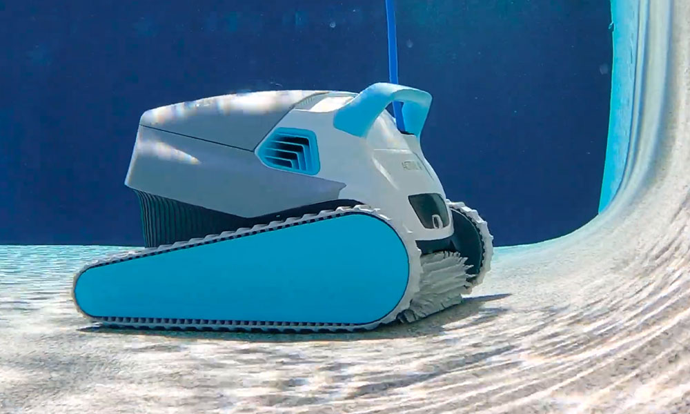 Dolphin Active 40 Cleaning the Pool Floor