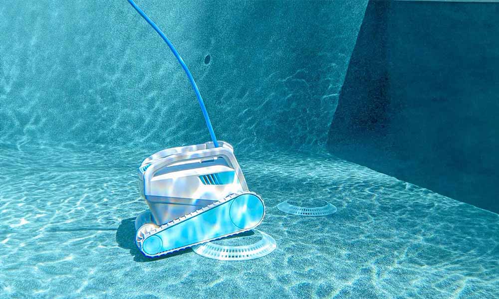 Dolphin Active 60 Cleaning the Pool Floor