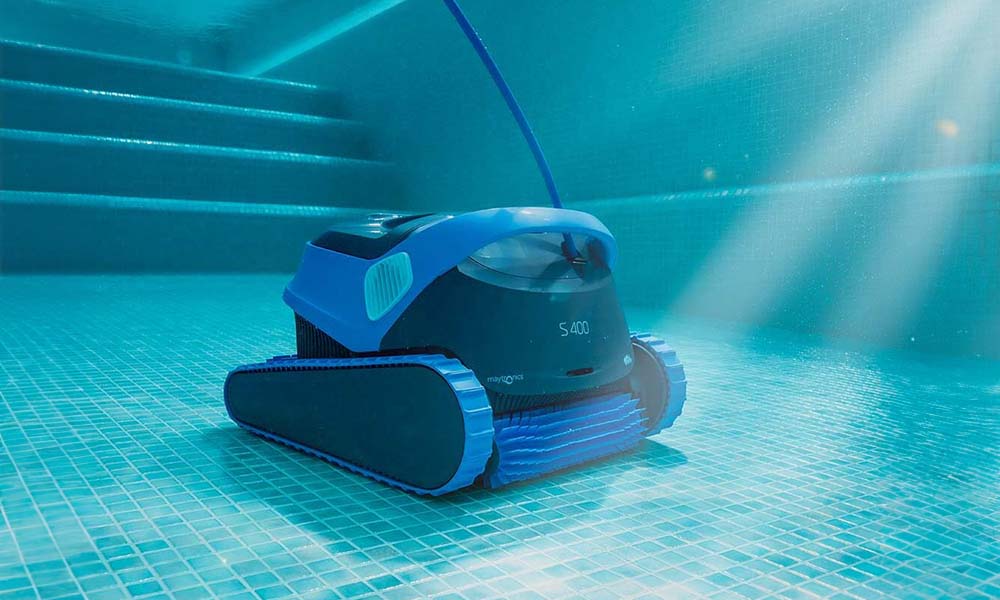 Dolphin S400 Robotic Pool Cleaner Cleaning Pool