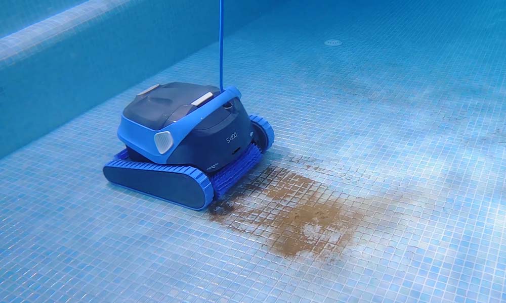 Dolphin s400 pool cleaning
